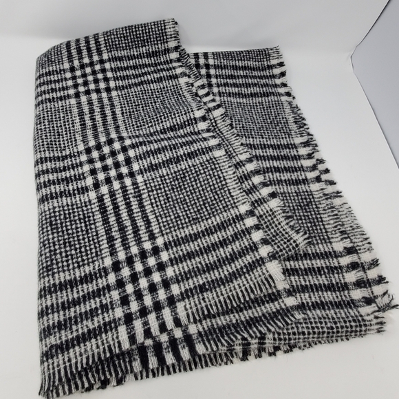 NWT OLD NAVY OVERSIZE BLANKET SCARF SHAWL WRAP BLACK & WHITE PLAID WOMEN OS - Picture 7 of 11